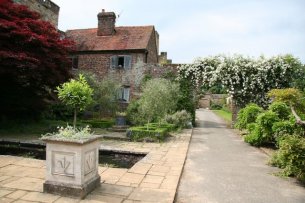 Tips for maintaining and caring for paved areas in your garden